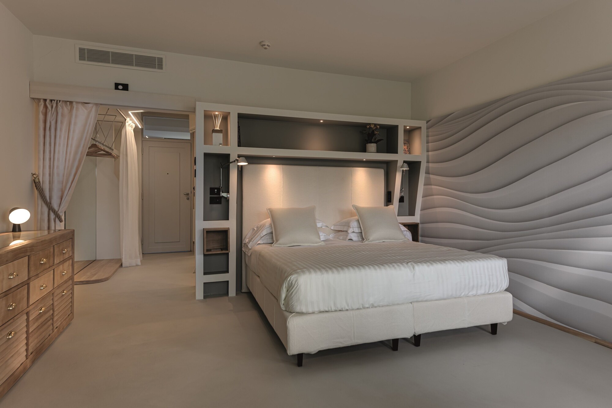 DELUXE, DOUBLE OR TWIN BED