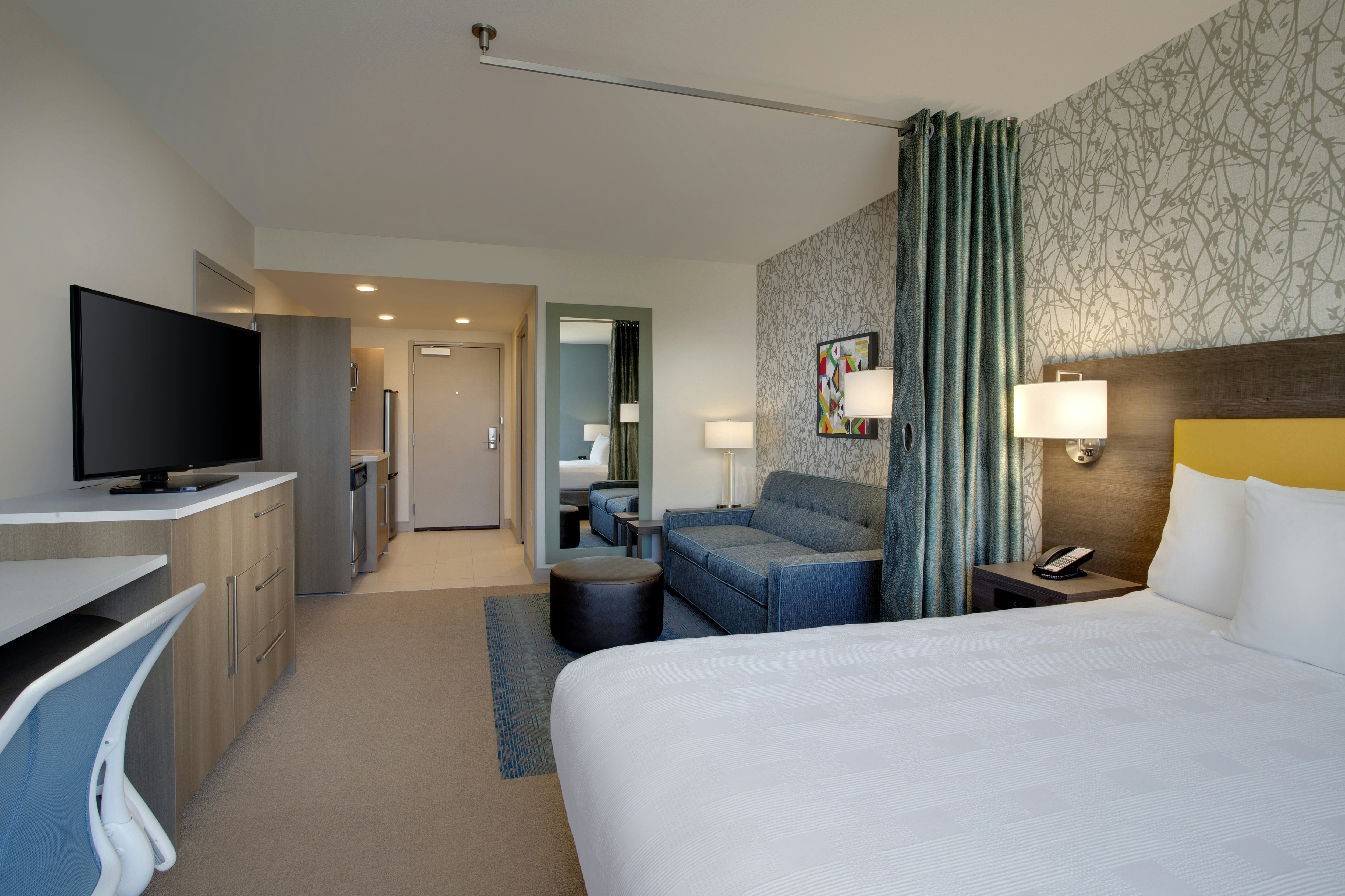 Studio, Queen Bed