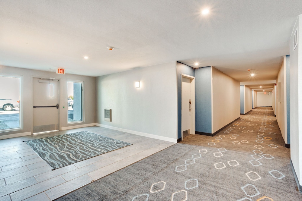 Orangewood Inn & Suites Kansas City Airport 5/37