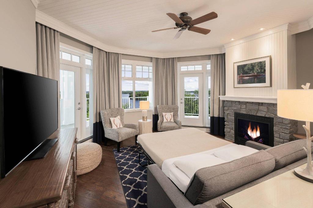 2 Bedrooms, Penthouse Suite, Suite, King Bed, 2 Queen Beds, Sofa, Balcony