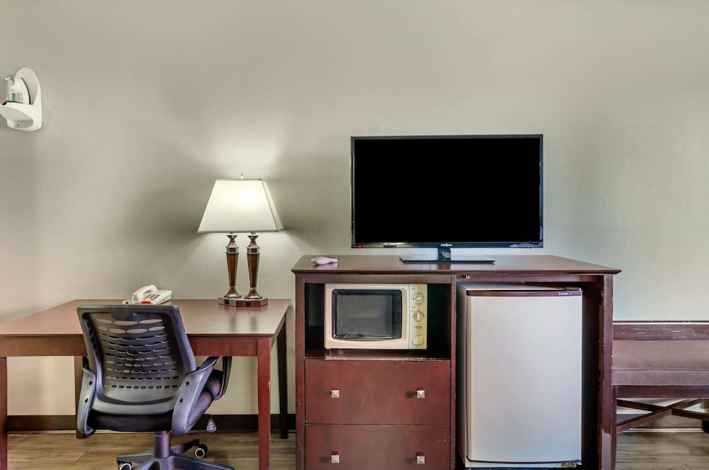 Econo Lodge Lynchburg, VA 35/50