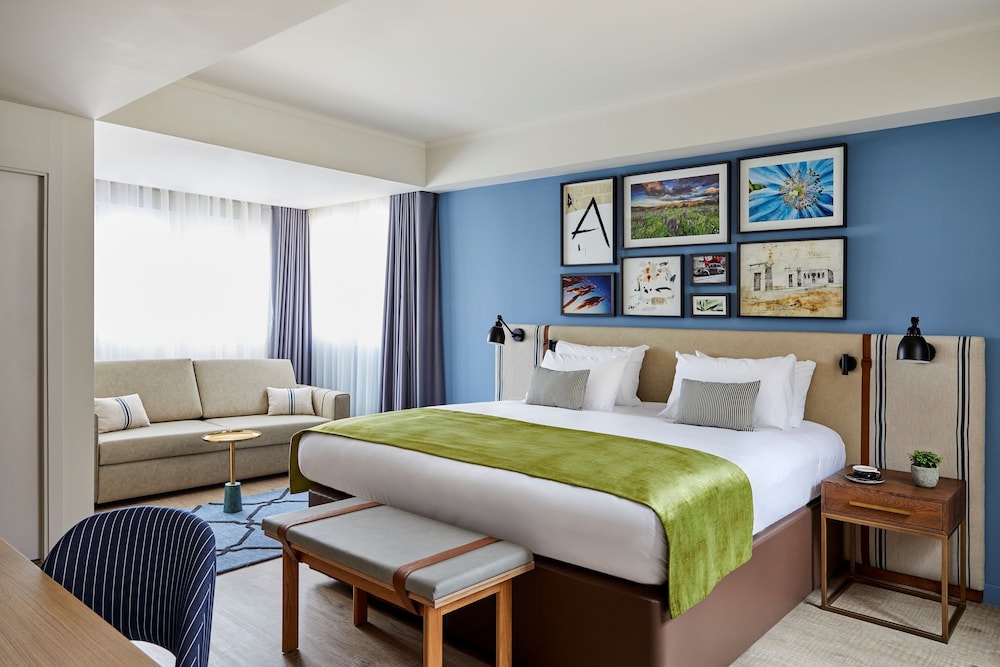 PREMIUM, QUEEN BED, SOFA