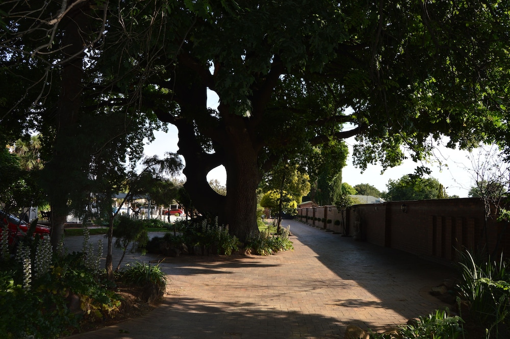 Airport Gardens Boutique Hotel 65/68