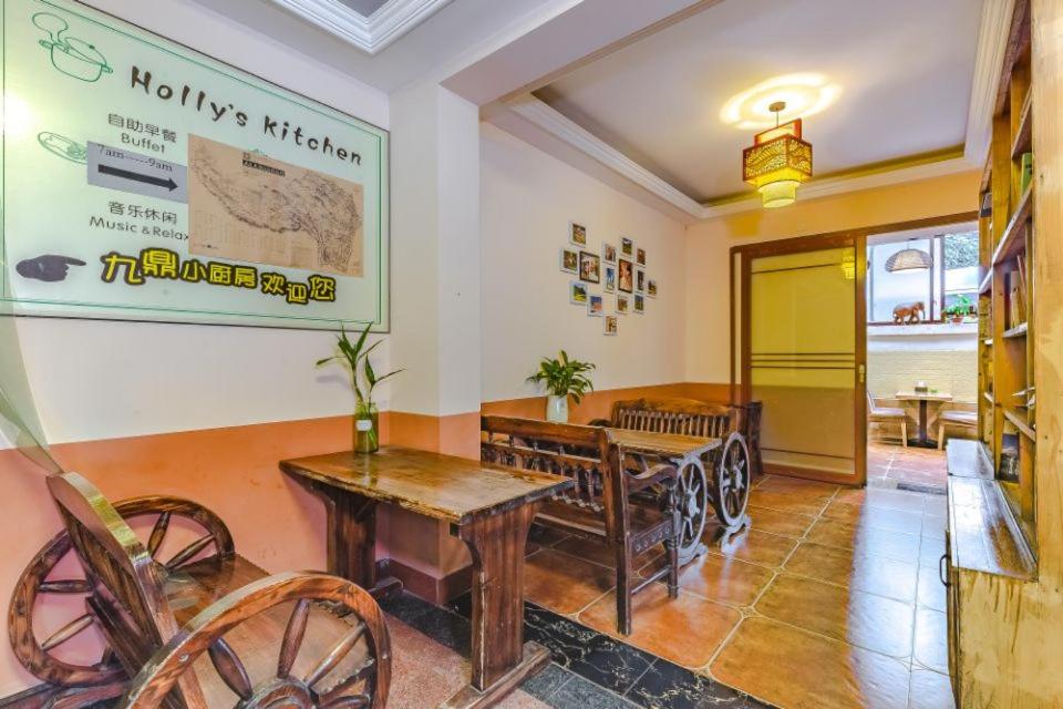 Holly Hostel 30/50