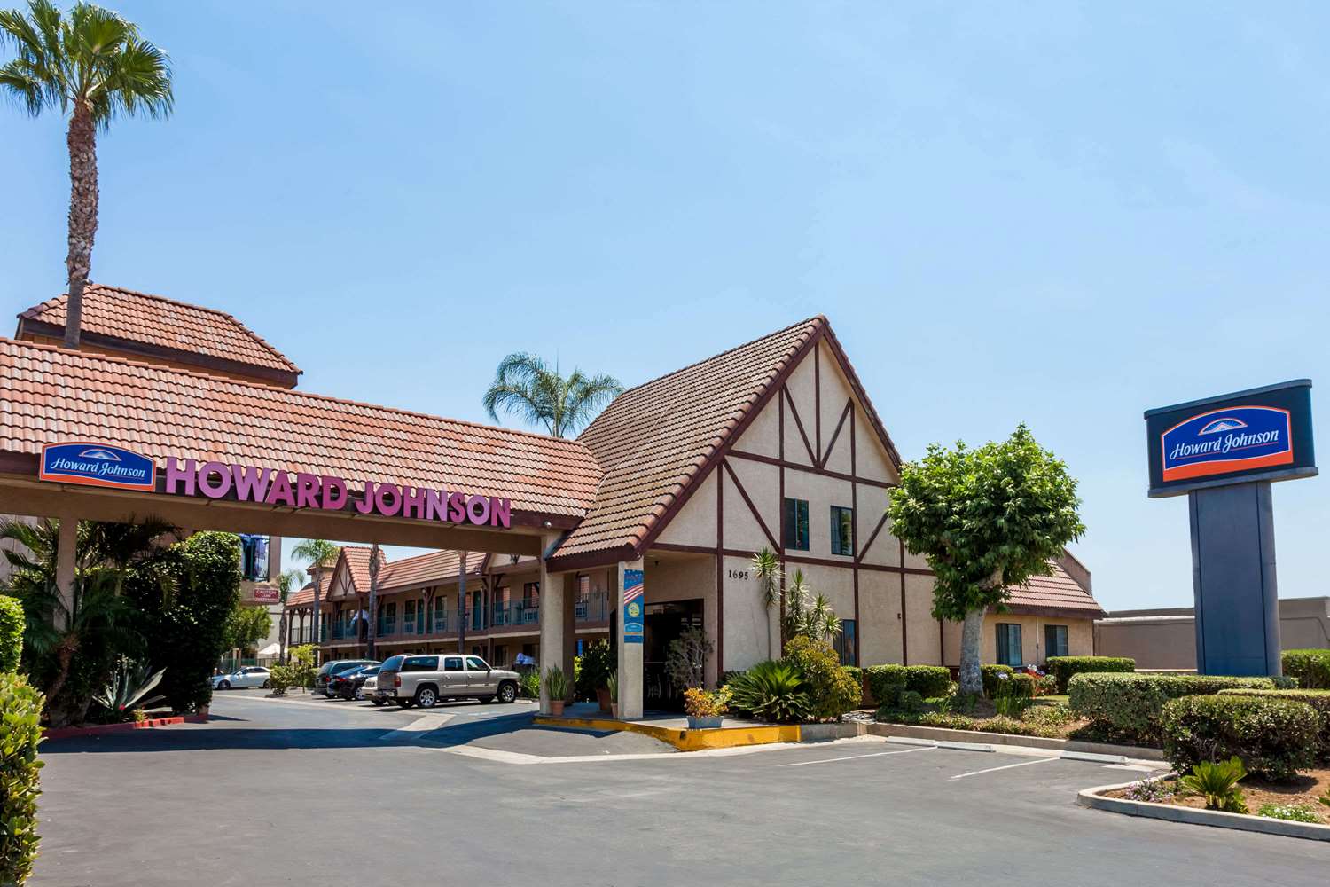 Howard Johnson by Wyndham Norco 16/20