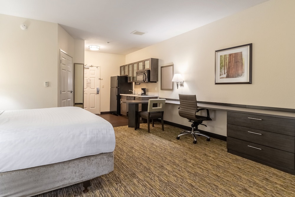 Candlewood Suites 16/48