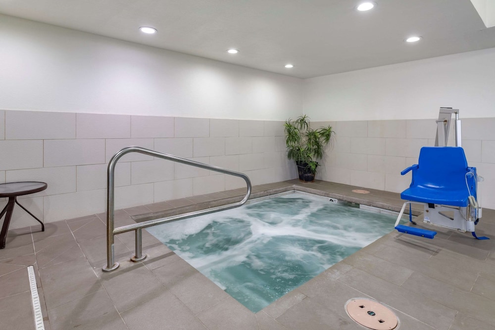 Comfort Suites Fort Collins Near University 18/35