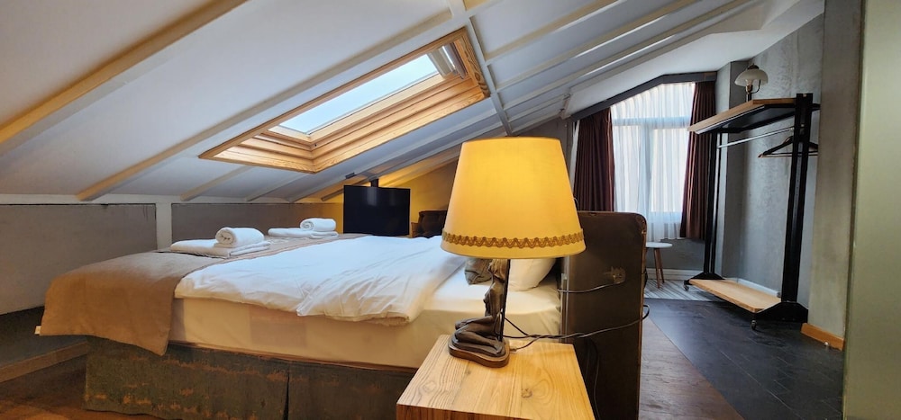 Aleksandr Pera Hotel 23/50
