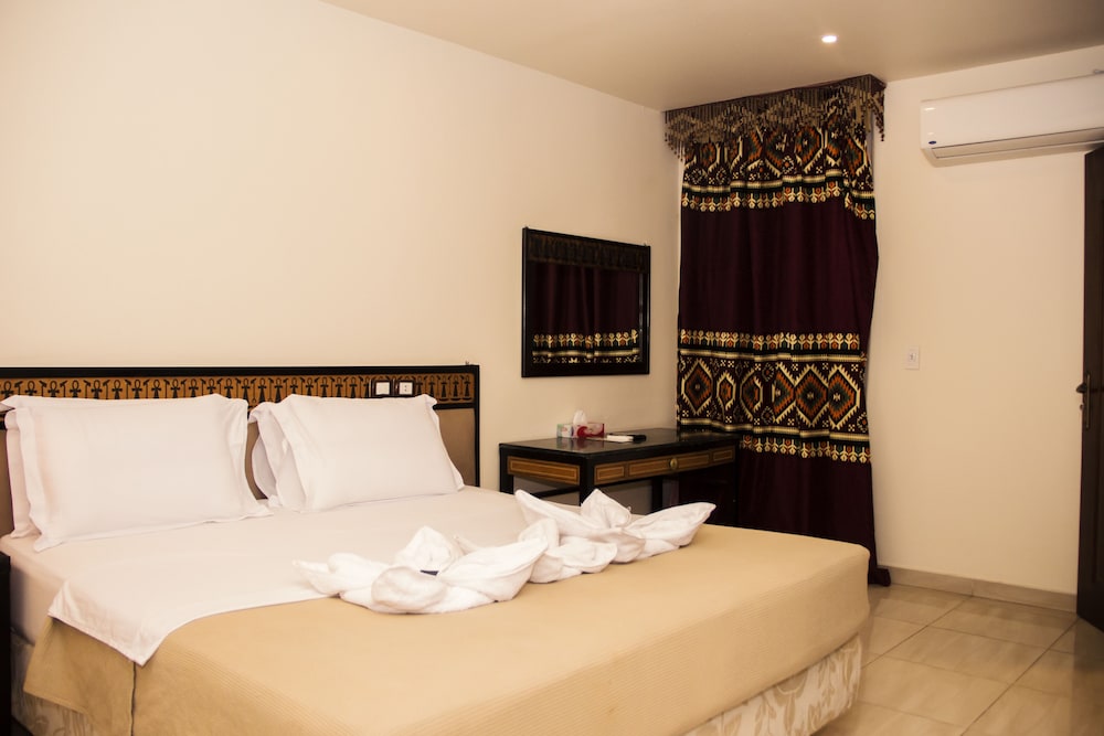 Great Pyramid Inn 13/50