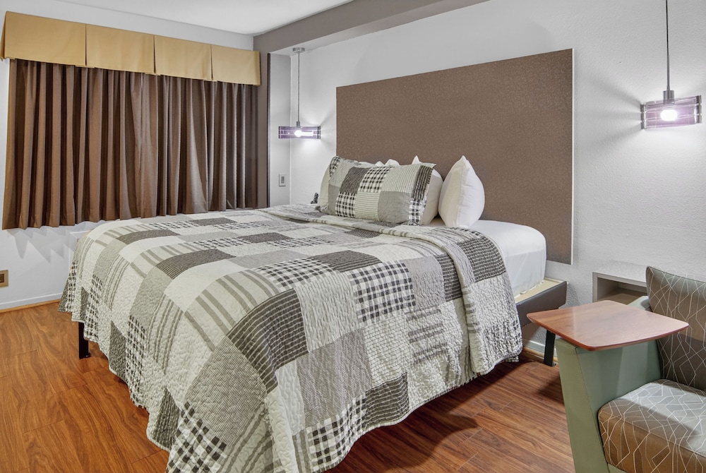 12 Oaks Hotel 25/50