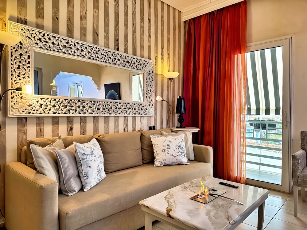 Panorama Suites And Spa 66/85