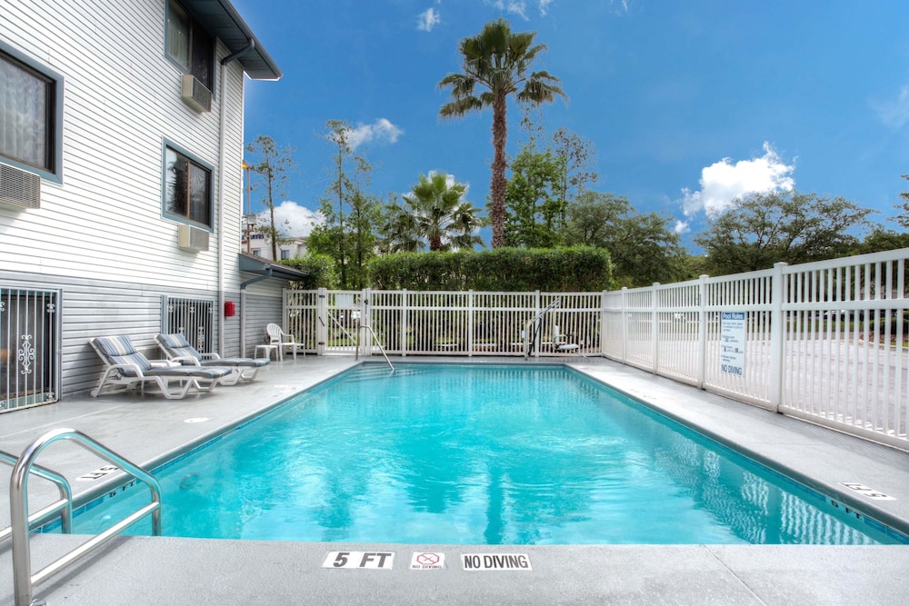 Super 8 by Wyndham Gainesville I-75 Hospital/University Area 3/25