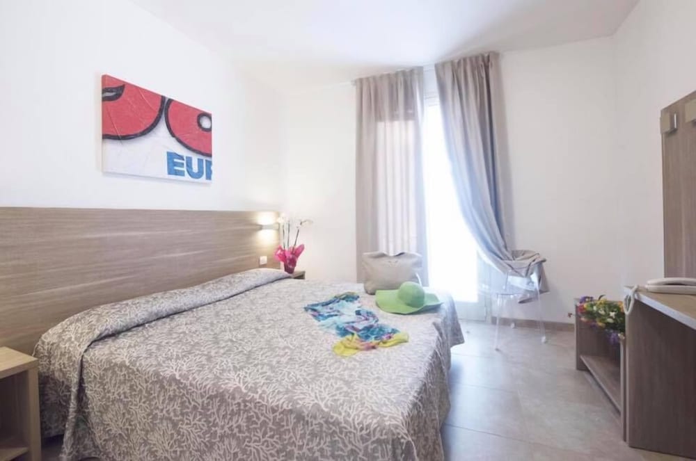 ROOM, TRIPLE