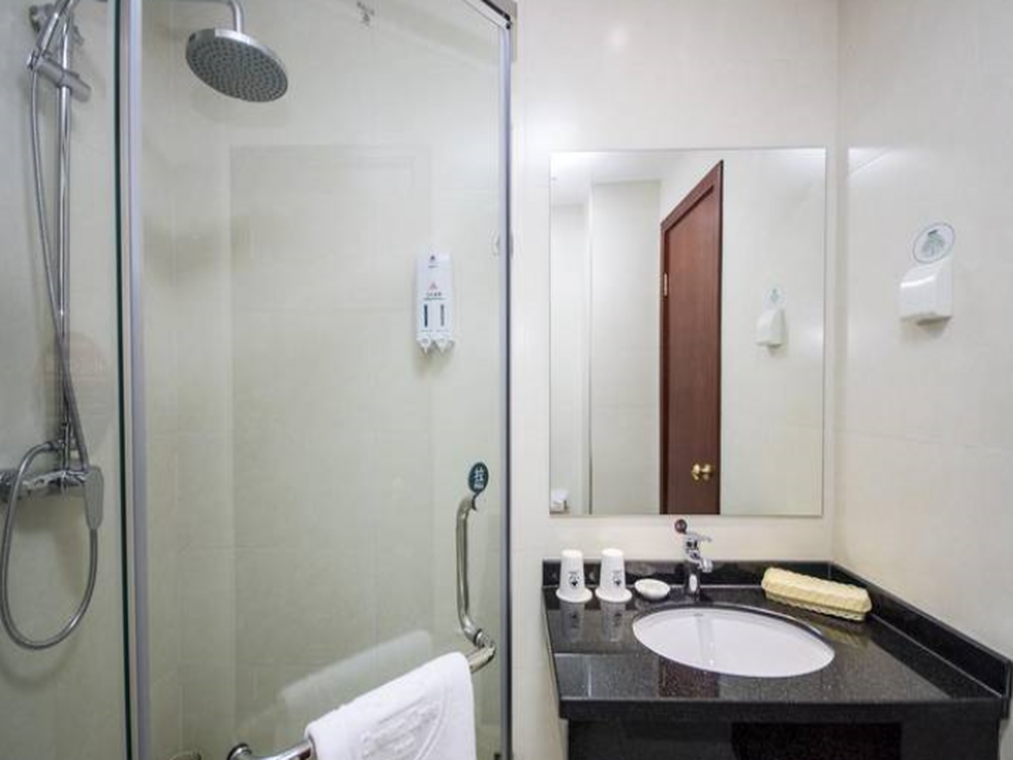 Greentree Inn Qinhuangdao Haigang District Railway Station Square Express Hotel 17/18