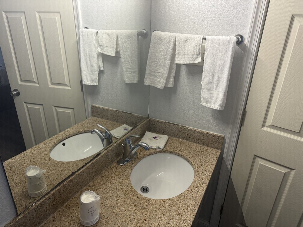 Travelodge by Wyndham Norfolk Airport 39/48