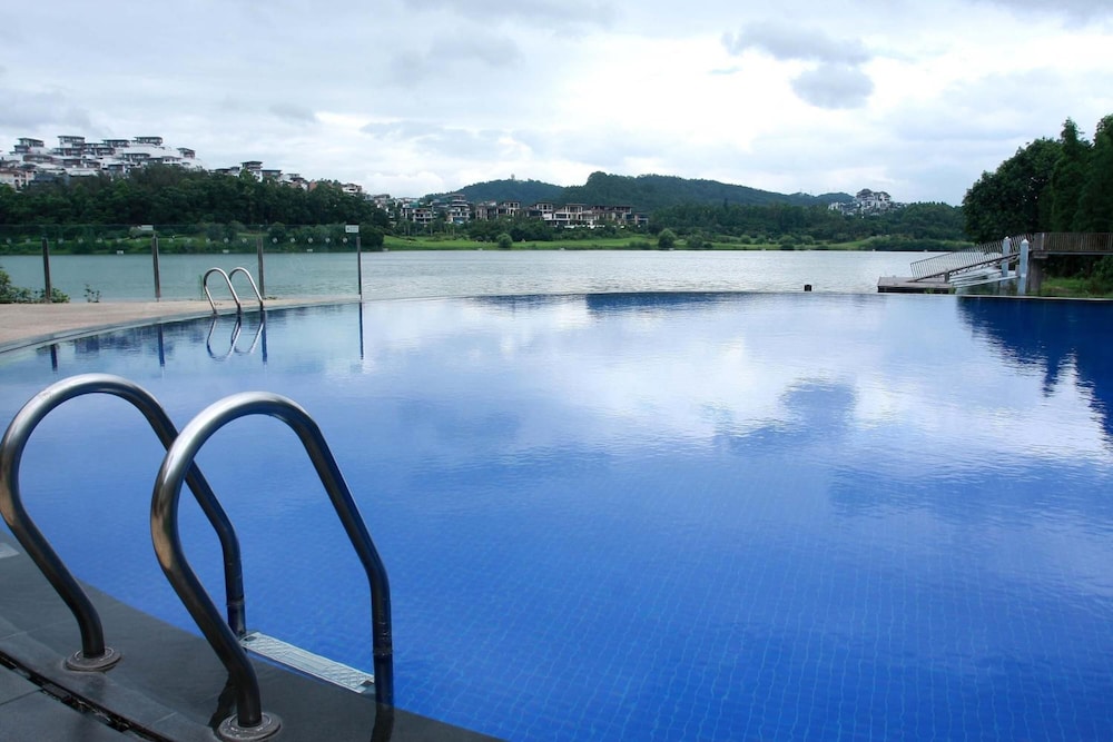 Baiyun Lakeside Hotel 47/50