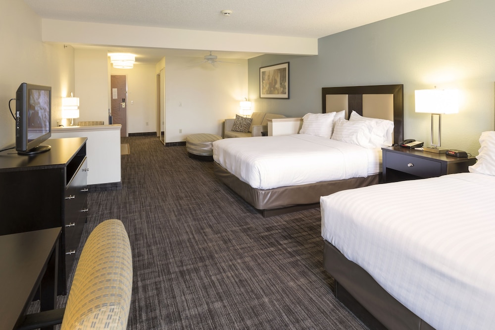 Holiday Inn Express Suites St Joseph 24/69