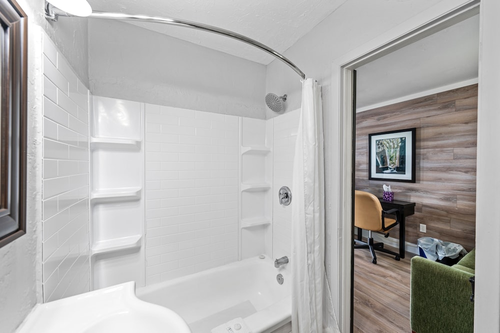 Auberge Shores Inn & Hotel 46/47