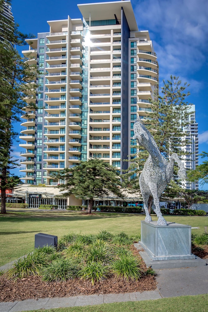 Mantra Broadbeach on the Park 4/70