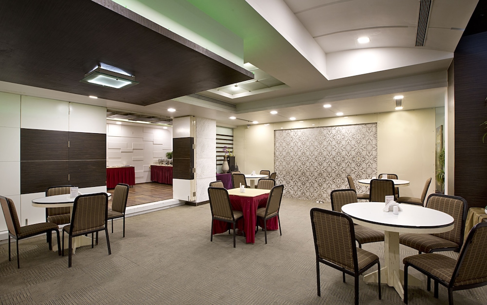 Oyo Premium 091 Vile Parle East 38/50