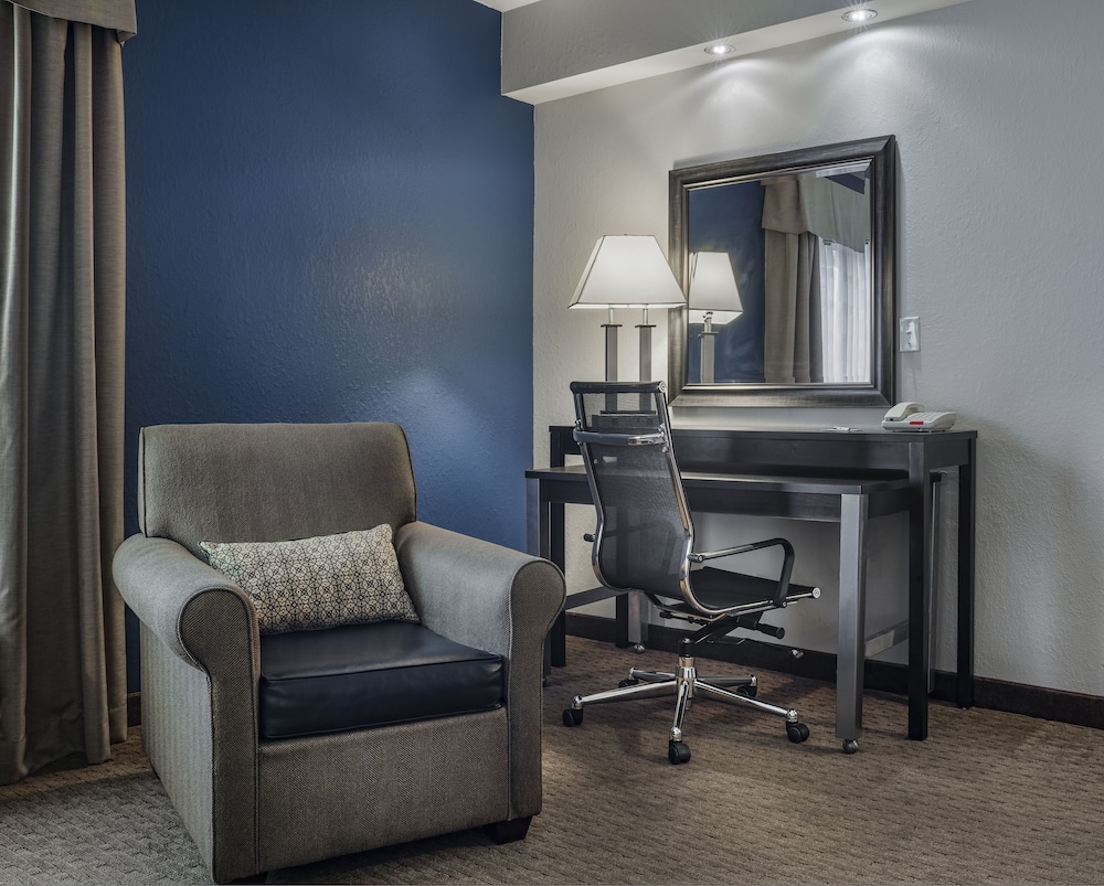 Holiday Inn Express Suites Laurel Lakes 36/58