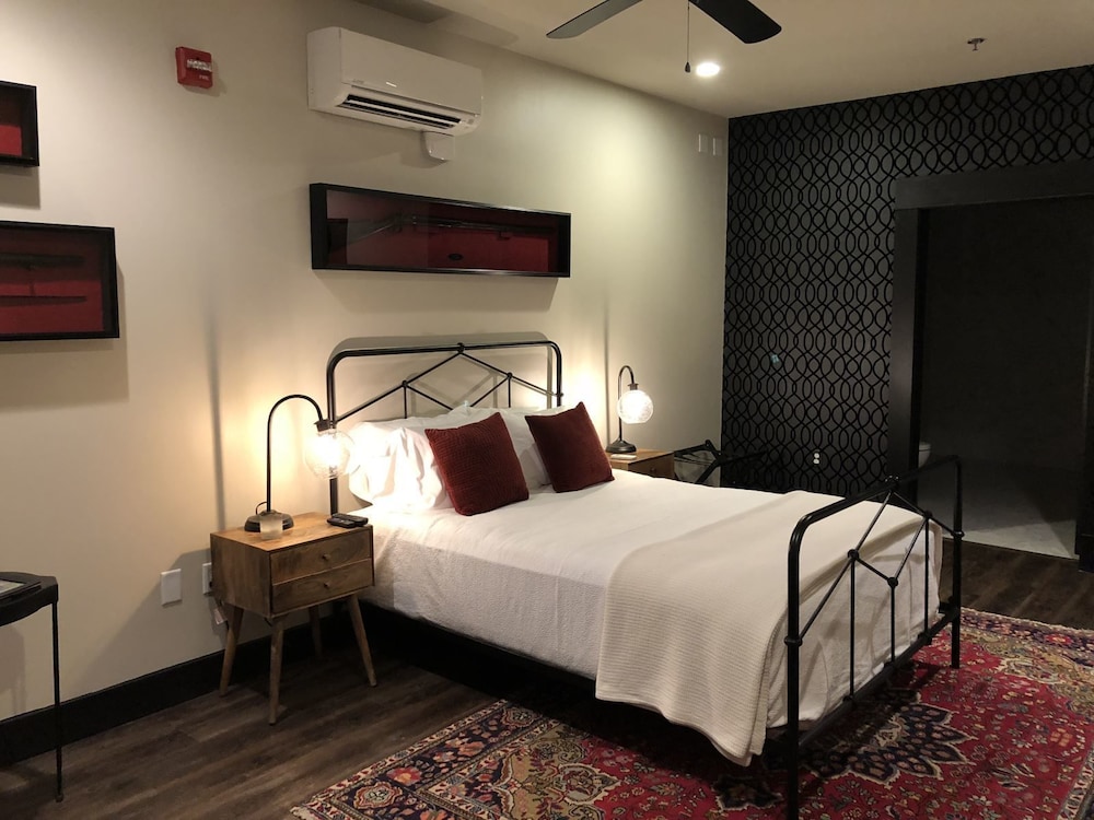 Gunrunner Boutique Hotel 17/63
