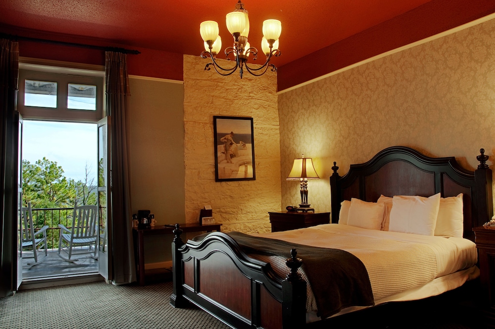 Premium, Single, King Bed, Resort View، The Crescent Hotel And Spa 2/3