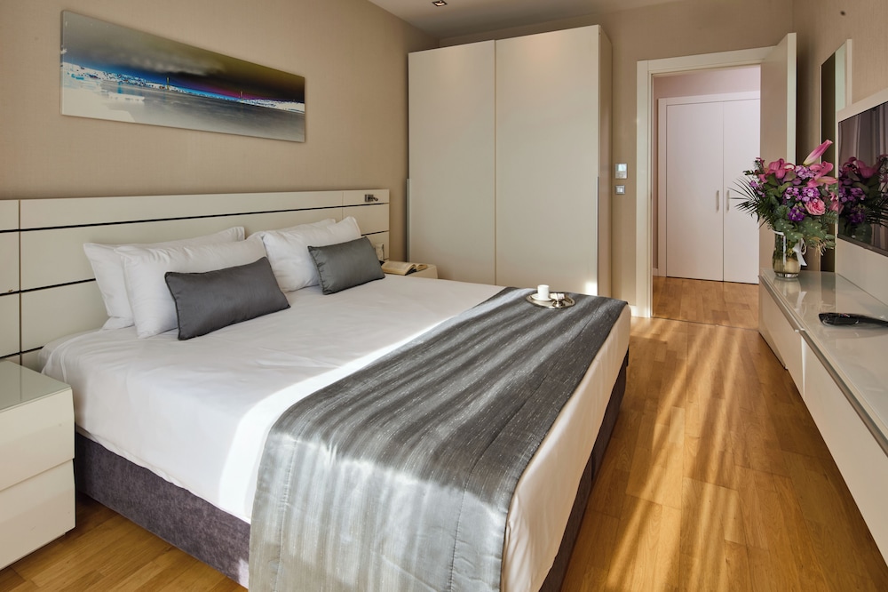 1 BEDROOM, DELUXE