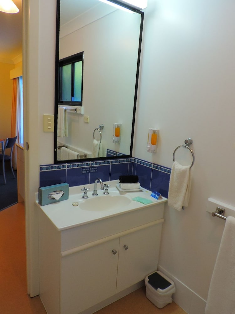 Governors Lodge Resort Hotel 63/69