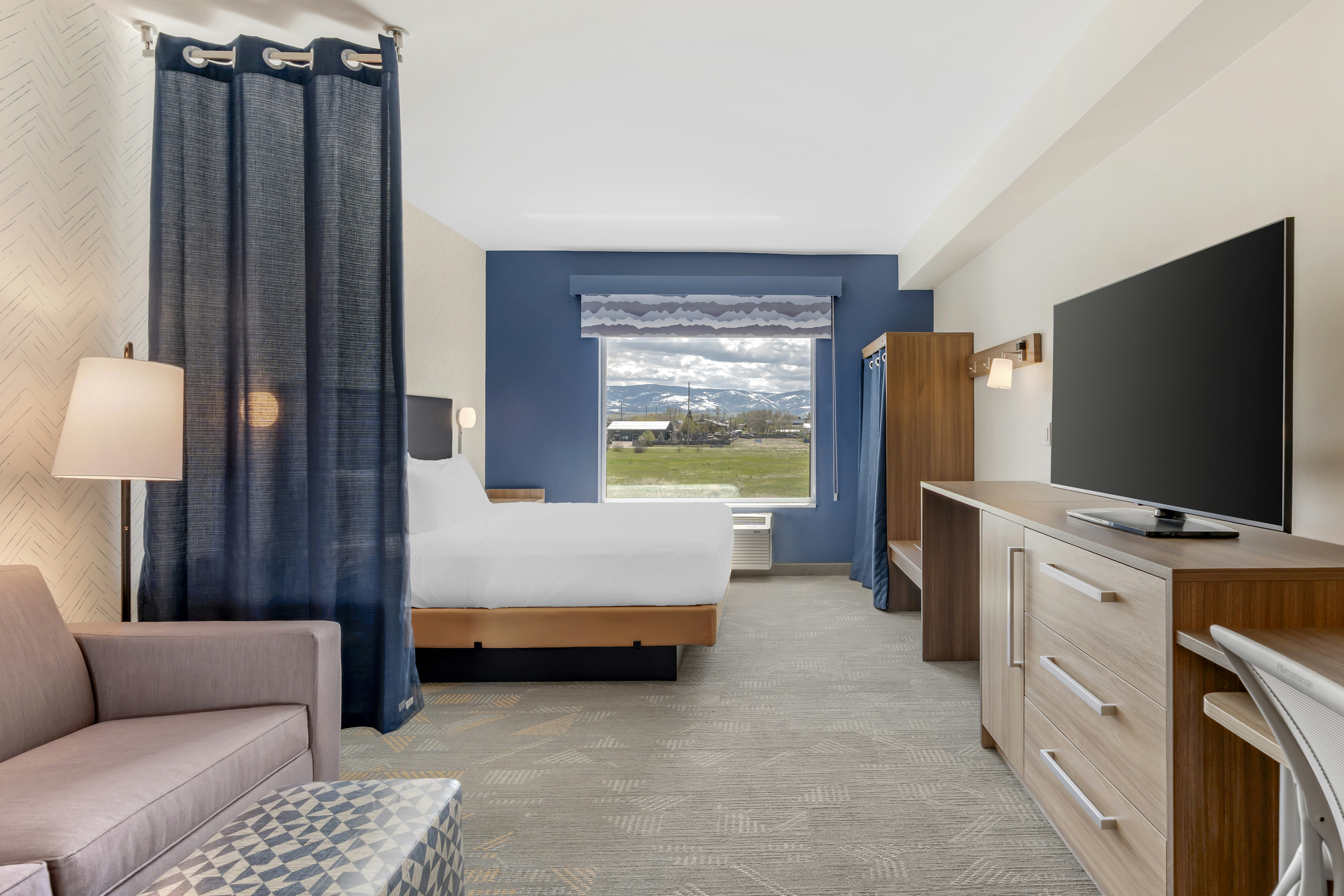 غرفة بسرير كينج بإطلالة على الجبل بغرفة نوم واحدة، Home2 Suites by Hilton Bozeman Four Corners 5/9
