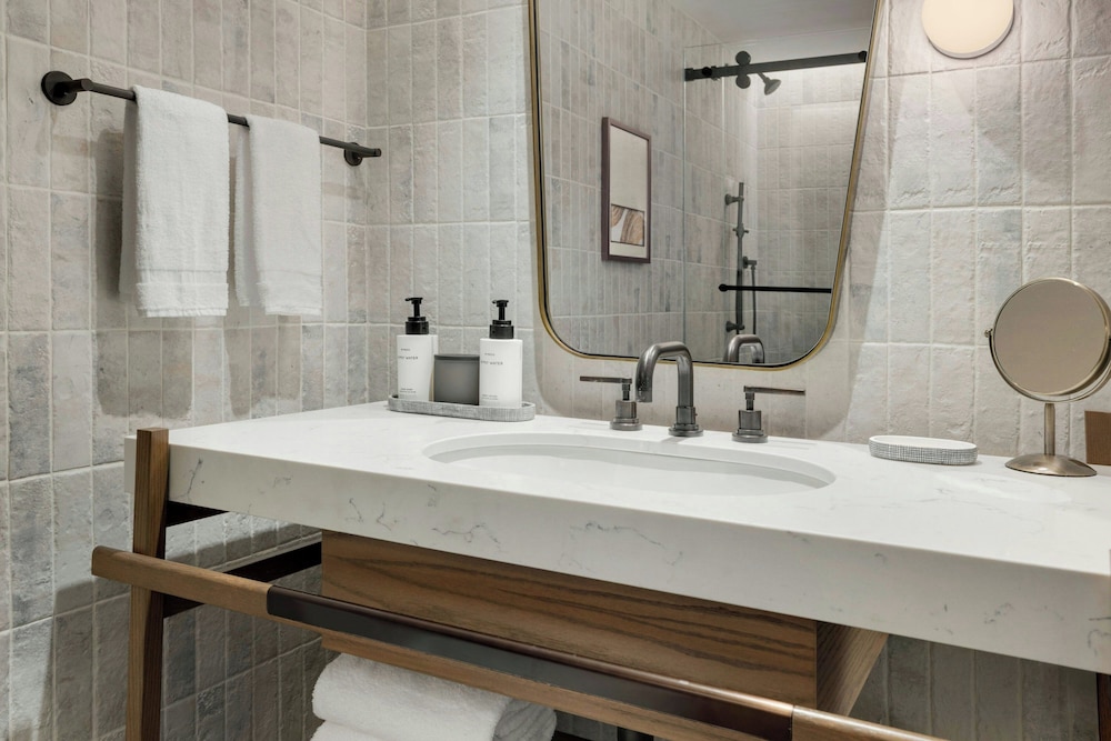 غرفة بسرير كينج بشرفة لذوي الإعاقة، The Limited Hotel Charleston 8/10