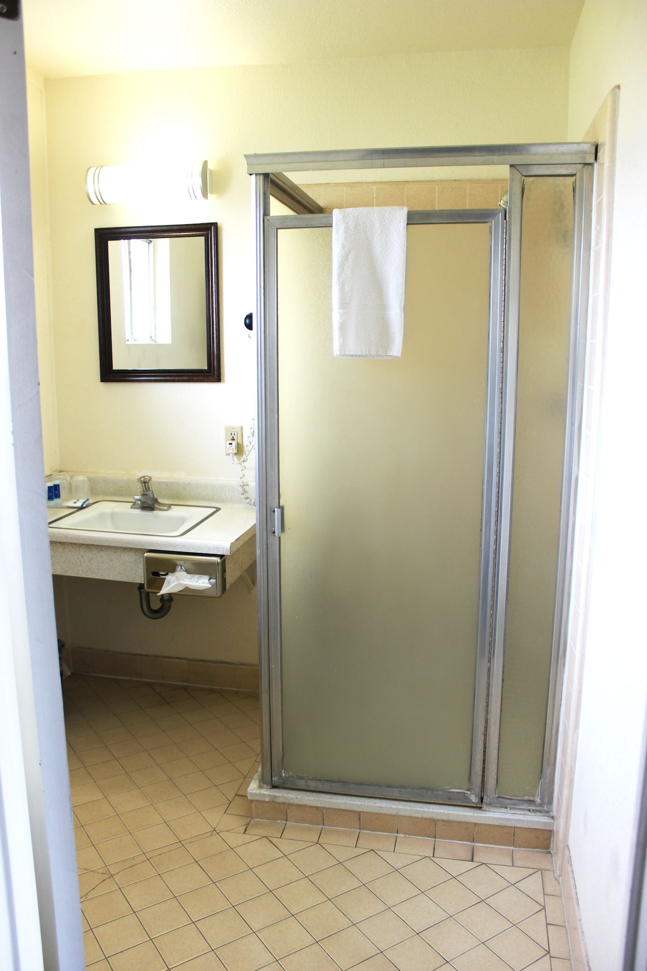 Standard, King Bed, Rodeway Inn Near University-Gateway to Yosemite 6/6