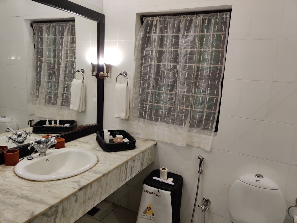 Amritara Shalimar Spice Garden Resort & Spa 76/78