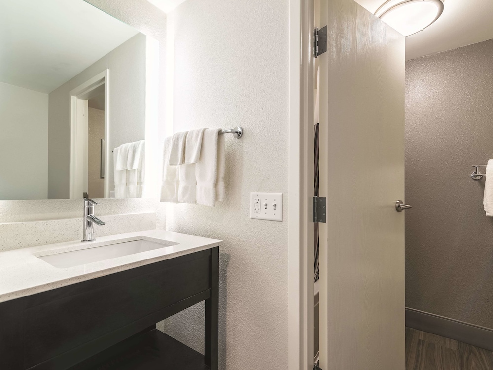 La Quinta Inn And Suites By Wyndham Salem Nh 12/42