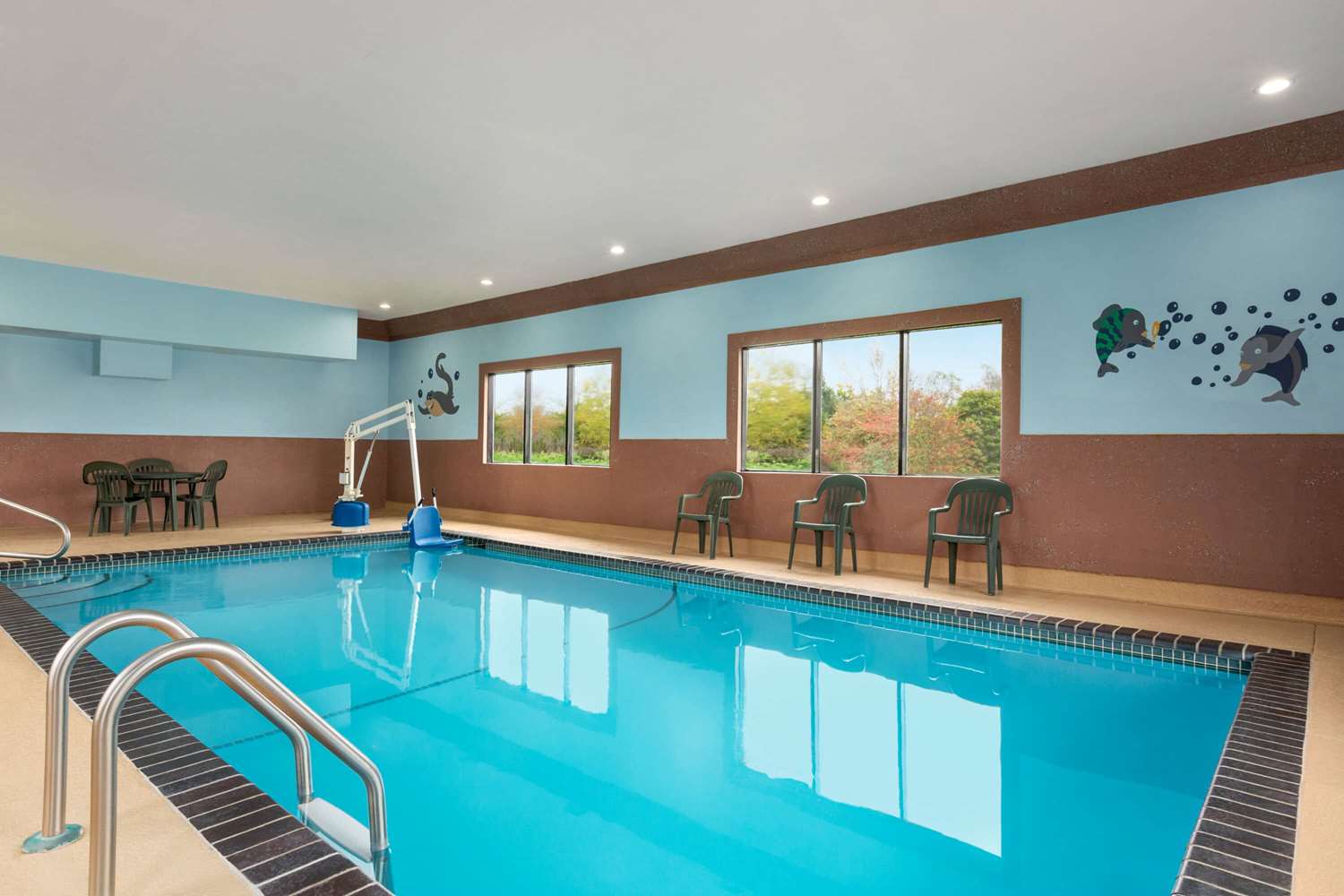 Howard Johnson By Wyndham Waterloo/Cedar Falls 12/25