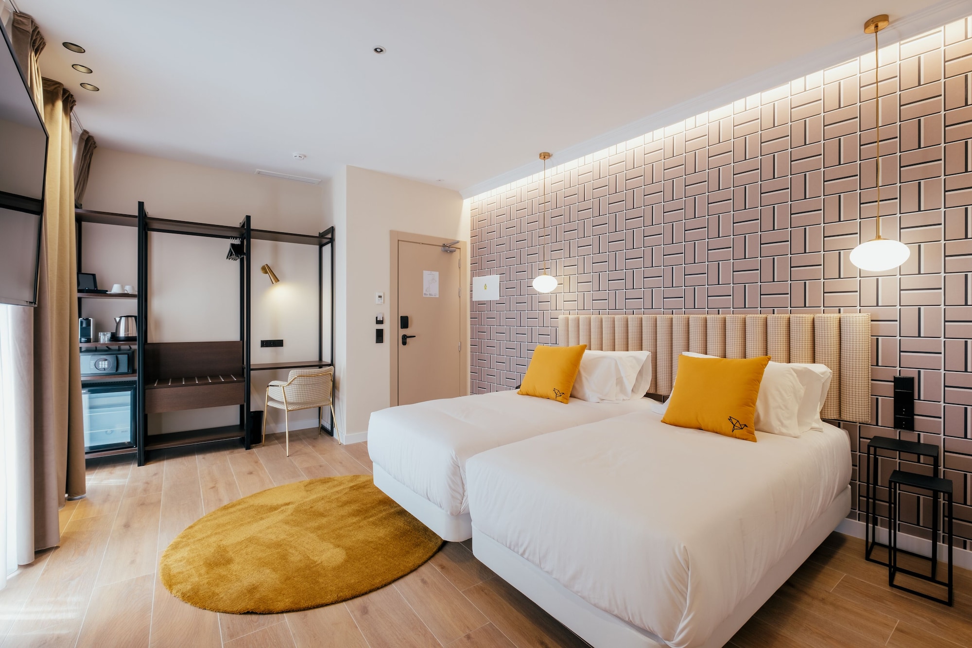 DELUXE, DOUBLE OR TWIN BED