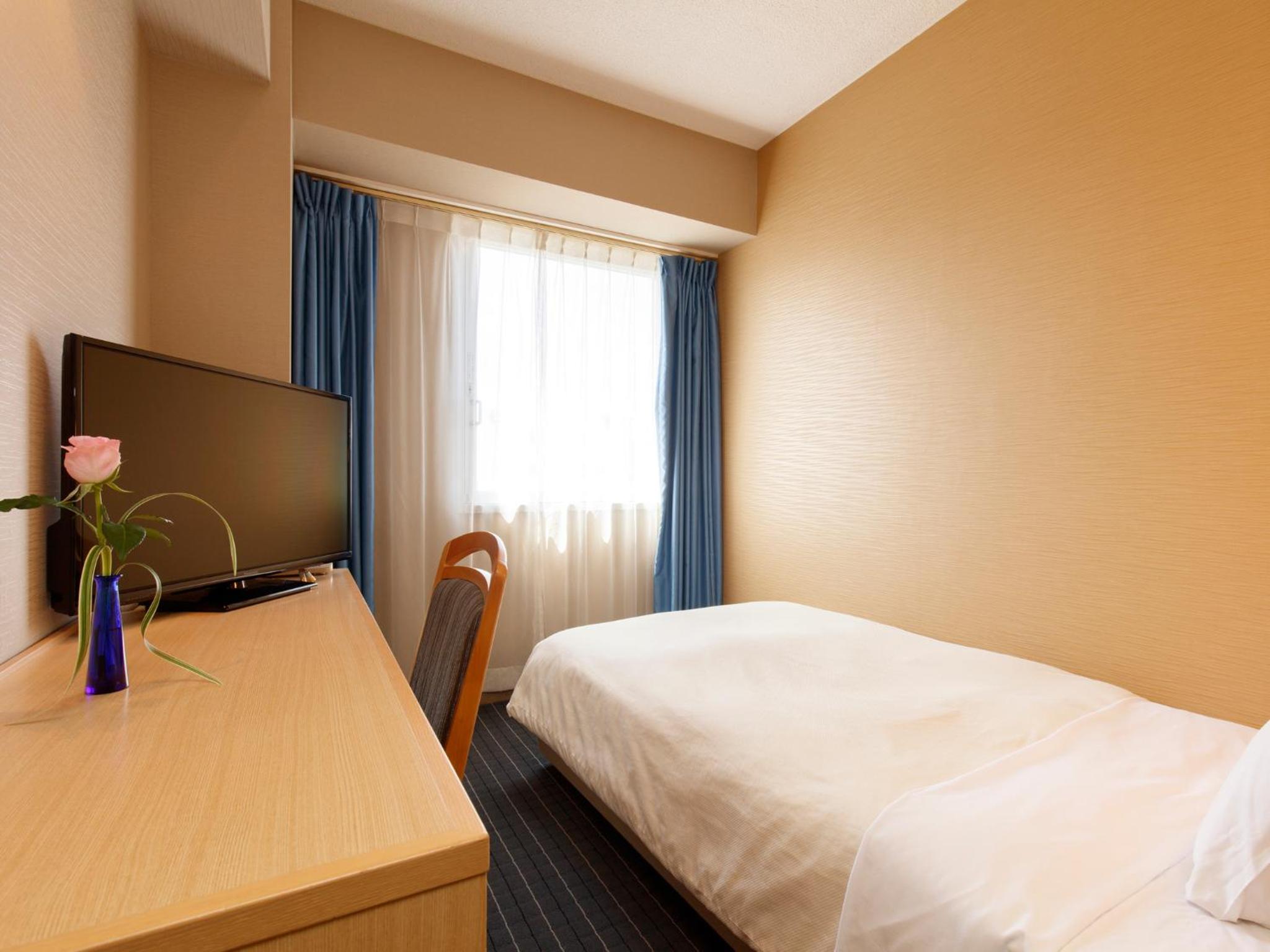 ROOM, SINGLE