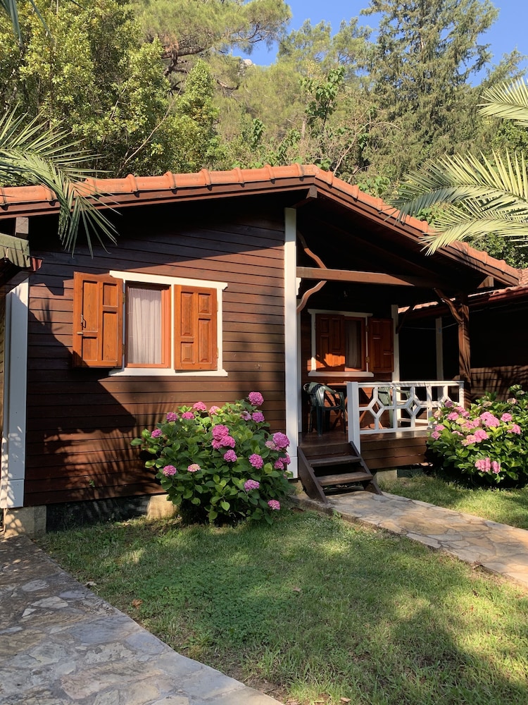 Canada Hotel & Bungalows 2/50