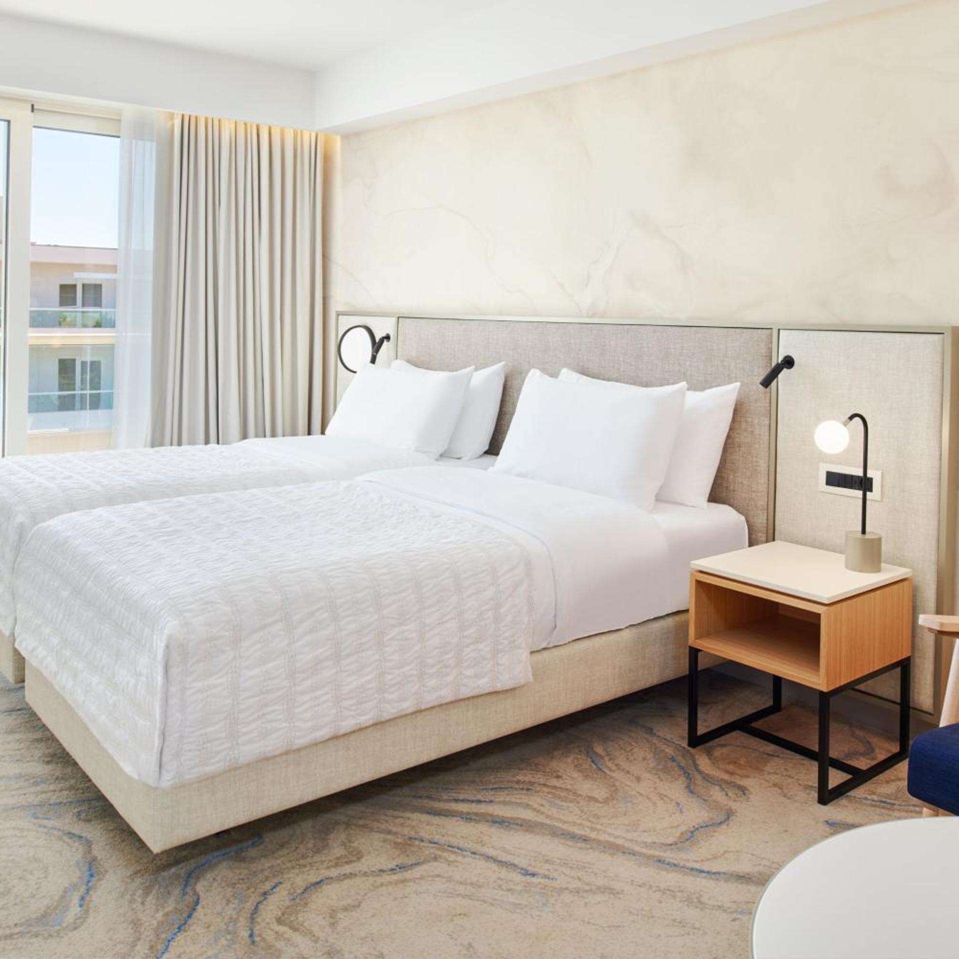 Elegant, Twin Beds, Park View