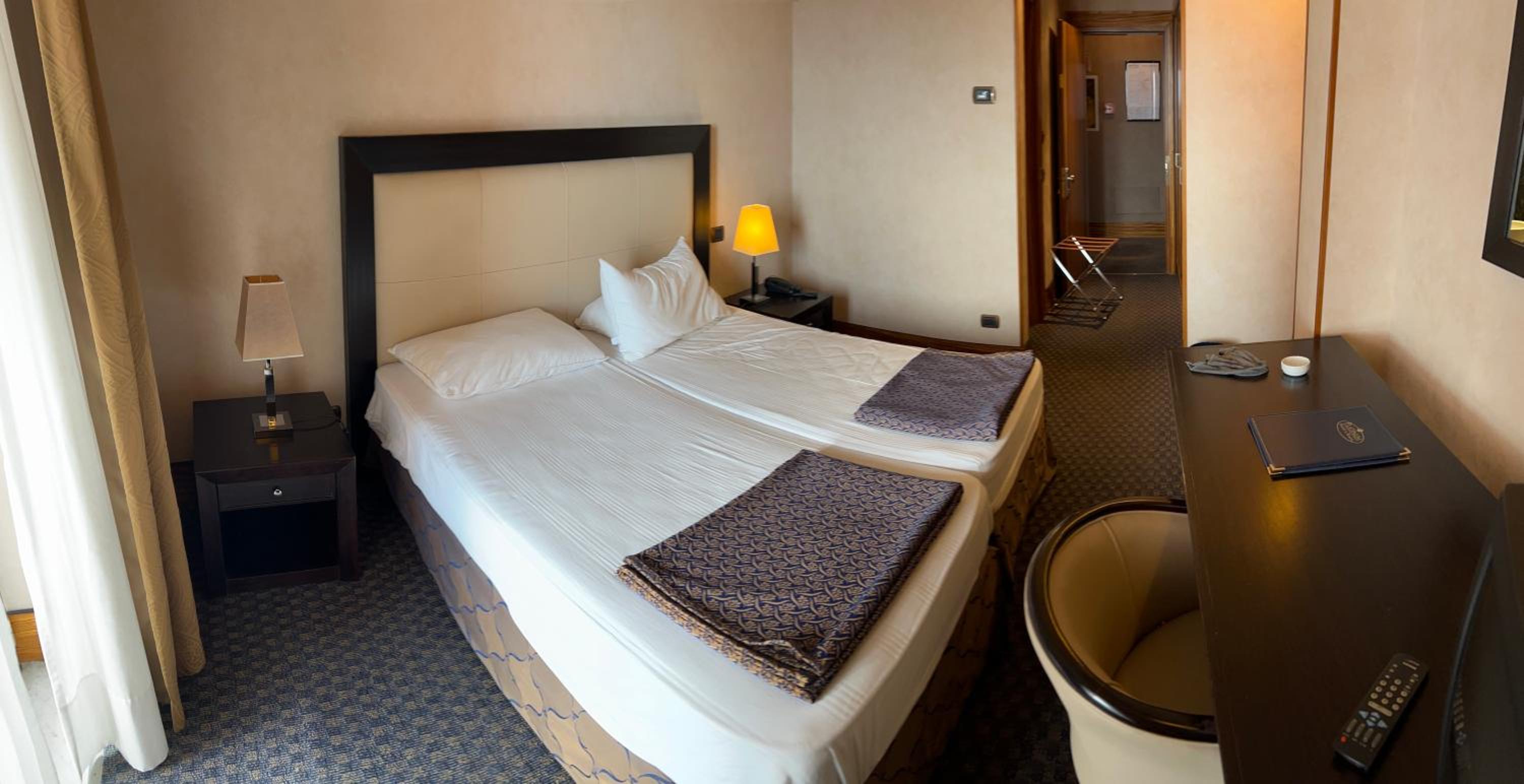 DELUXE, TWIN BEDS