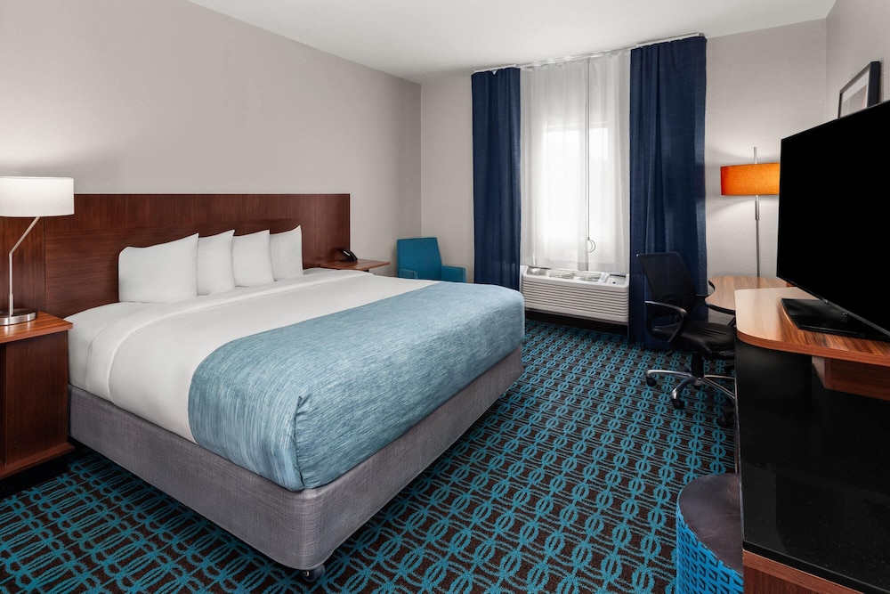 Wingate by Wyndham Oshkosh 20/51