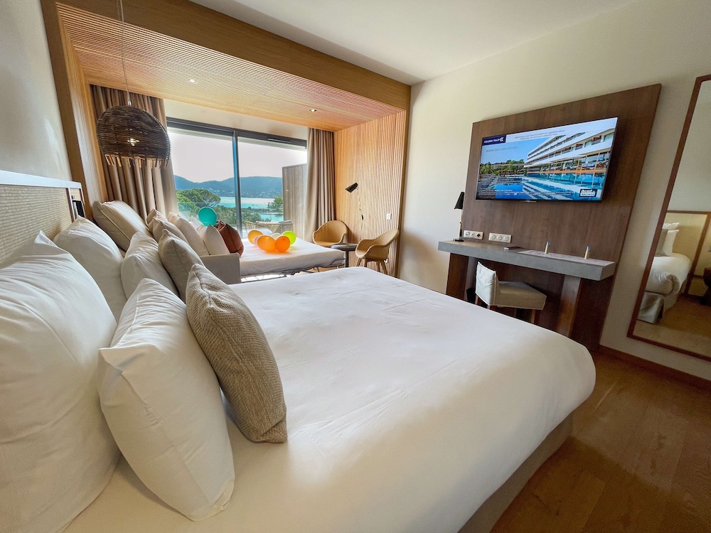 JUNIOR SUITE, KING BED, SEA VIEW, SOFA, BALCONY