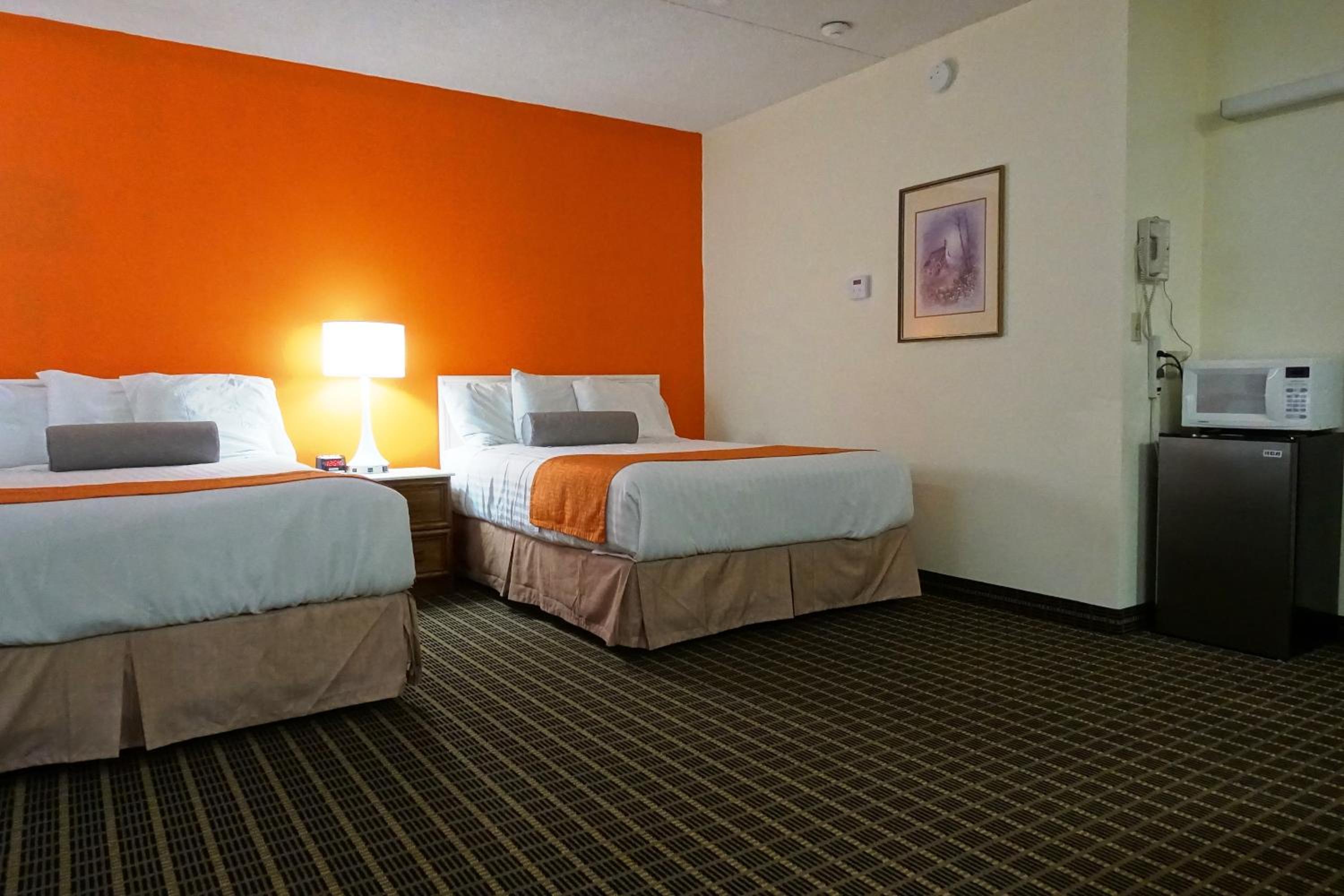 Howard Johnson by Wyndham Tillsonburg 15/28