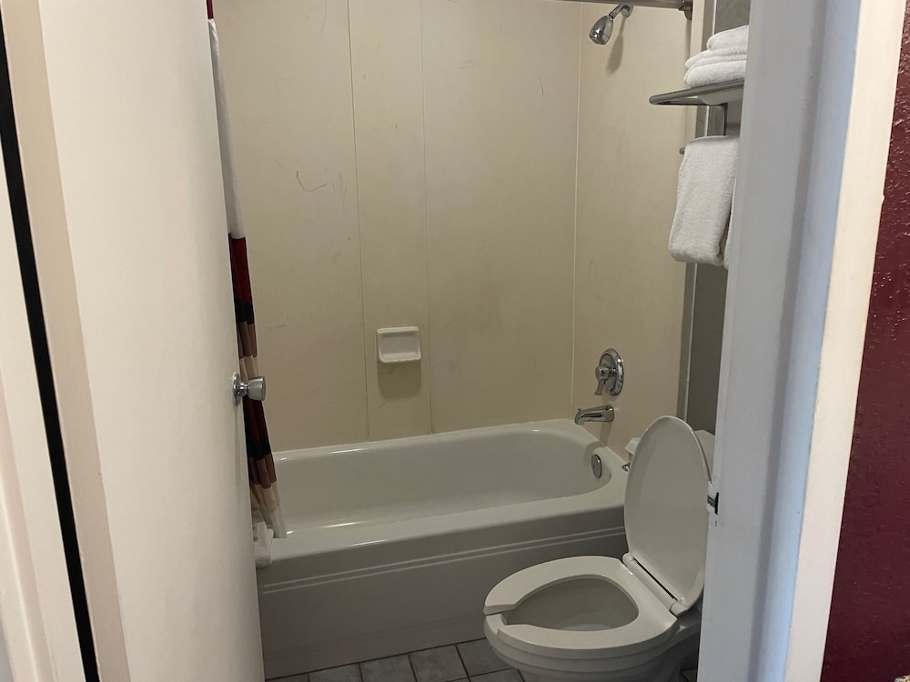 Red Roof Inn & Suites DeKalb 11/40