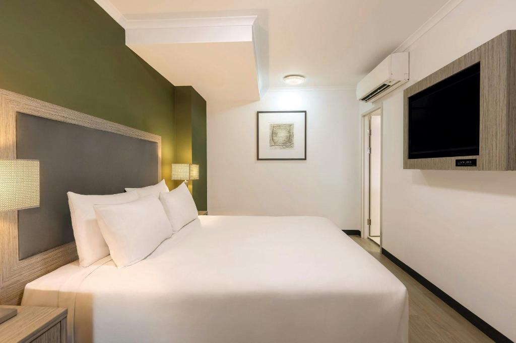 Executive, Suite, King Bed, City View, Sofa