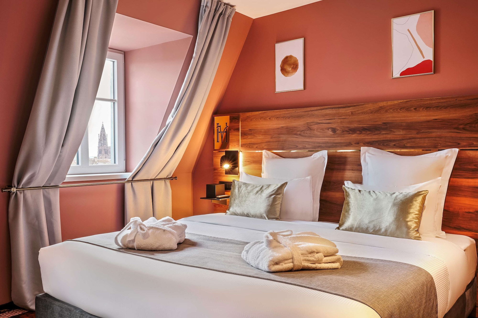 EXECUTIVE, KING BED