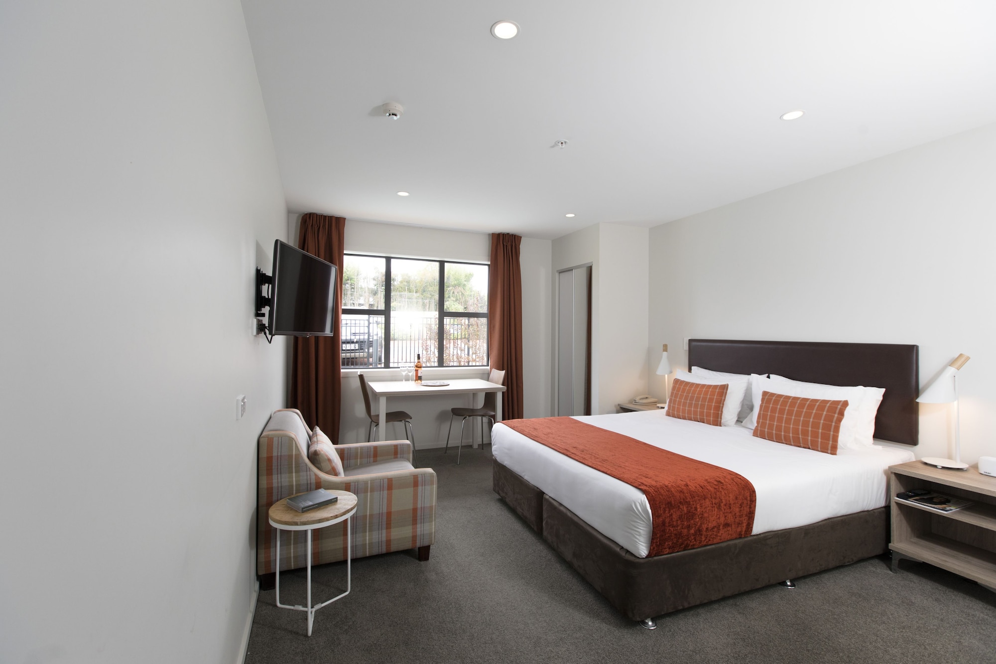 EXECUTIVE, STUDIO, KING BED