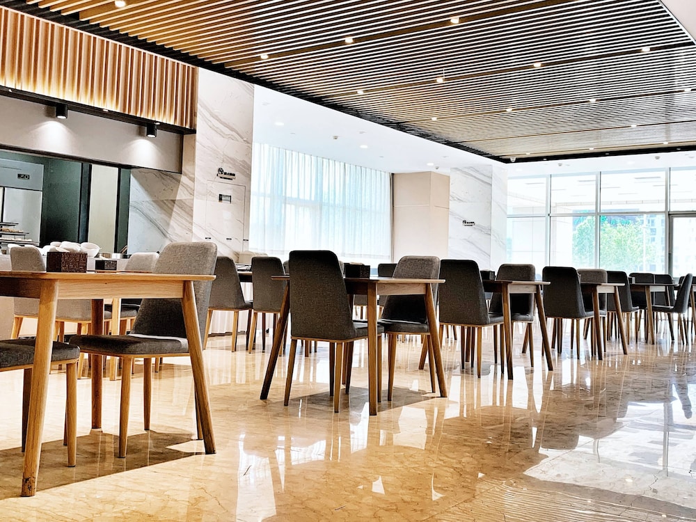 HOLIDAY INN EXPRESS JINAN EXHIBITION CENTER 42/47