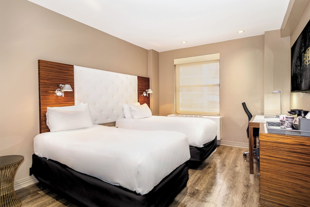 DELUXE, 2 DOUBLE BEDS