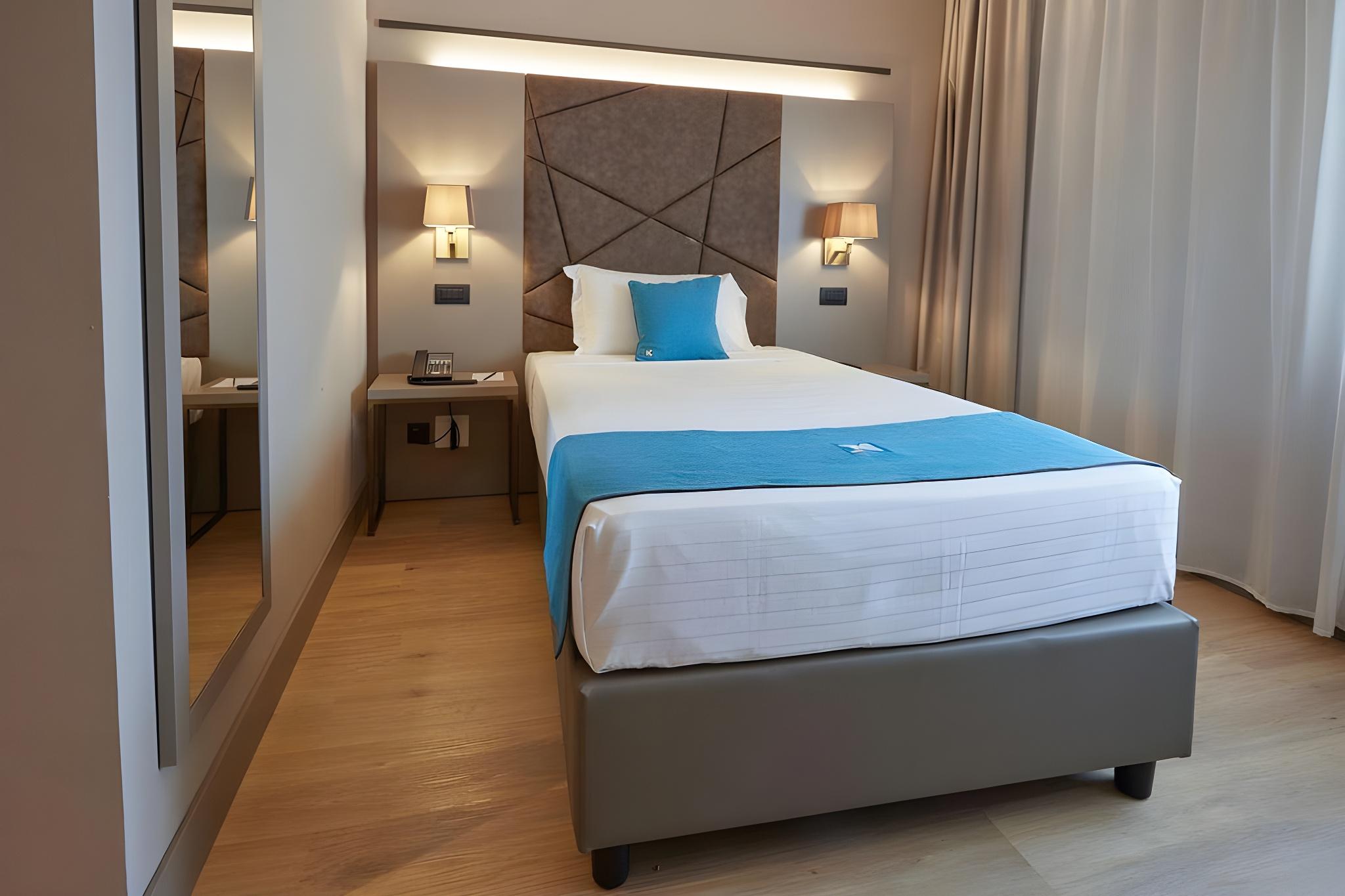 ROOM, SINGLE